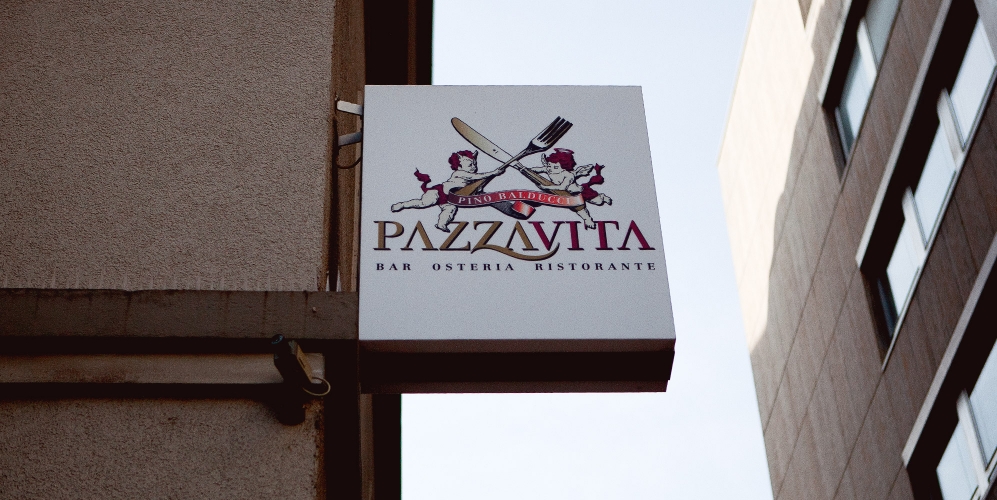Pazza Vita Gebäudekennzeichnung Aussenschild